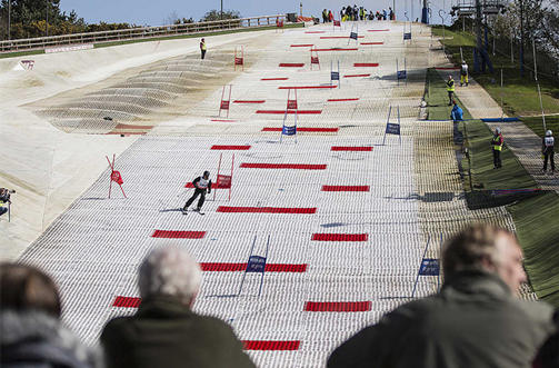 Quel est le matériau utilisé pour les pistes de ski sèches ?